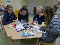 Dzieci wypisują ciekawostki o kosmosie z książek