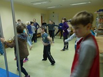 Dzieci podczas zabawy ruchowej