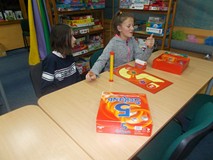 Dwie dziewczynki grają w 