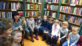 Grupa przedszkolaków słucha baśni pt 