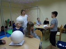 Jeden z chłopców wybiera kulę planete