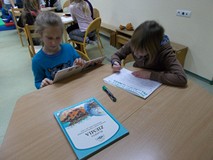 Książka o Ziemi przyda się dwóm dziewczynkom