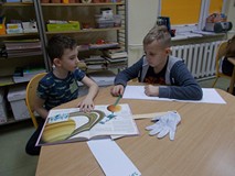 Chłopcy mają przygotować projekt o Saturnie