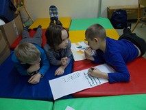 Trzej chłopcy wybrali gorące Słońce