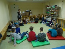 Pani przygotowuję się z dziećmi do zabawy