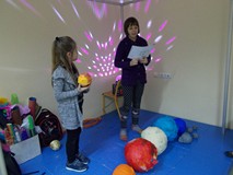 Wenus i Merkury przedstawione przez dwie dziewczynki