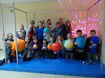 Cała grupa uczestników zajeć ze swoimi pracami