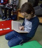 Głośne czytanie fragmentów książki w wykonaniu młodszego feriowicza