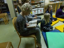 Jedna z dziewczynek czyta książkę