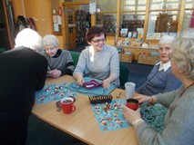 Czytelniczki rozmawiają przy stole