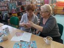 Dwie panie podczas szydełkowania