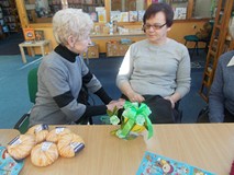 Dwie Panie rozmawiają przy stole