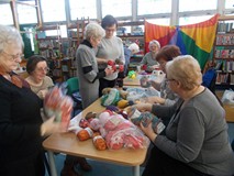 Panie oglądają włóczki