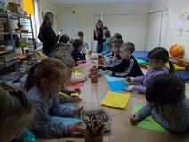 Grupa rysuje ilustracje