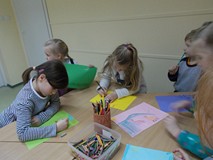 Kilkoro dzieci przy swoich rysunkach