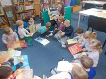 Nauczycielka czyta dzieciom książkę