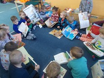 Dzieci oglądają książki