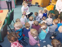 Bibliotekarka czyta dzieciom opowiadanie