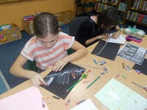 Dwie dziewczynki podczas wykonywania pracy plastycznej