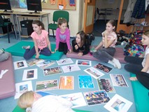 Dzieci staraja się dopasować angielskie nazwy do ilustracji