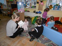 Bibliotekarka czyta dzieciom ksiązkę