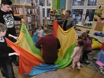 Wspólna zabawa z chustą