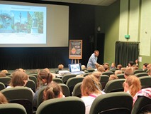 Sala konferencyjna Koszalińskiej Biblioteki Publicznej pełna uczestników finału konkursu plastyczneg