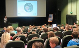 Sala konferencyjna Koszalińskiej Biblioteki Publicznej pełna uczestników finału konkursu plastyczneg