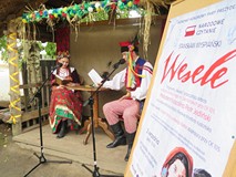 Uczestnicy Narodwego Czytania w strojach krakowskich czytają Wesele w Zagrodzie Jamneńskiej