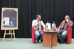 Marcel Woźniak na spotkaniu autorskim w Koszalińskiej Bibliotece Publicznej rozmawia z Piotrem Pawło