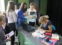 Anna Zgierun-Łacina podpisuje książki po spotkaniu w ramach Nastolatek w Bibliotece