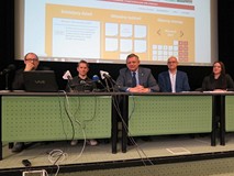 Promocja Grafiku Kultury. Na scenie siedza autorzy projektu