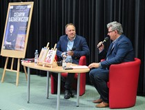 Cezary Łazarewicz na spotkaniu autorskim rozmawia z Andrzejem Mielcarkiem prowadzącym spotkanie