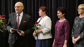 Dyrektor Andrzej Ziemiński wręcza dyplomy pracownikom biblioteki w czasie jubileuszu 70-lecia Koszal