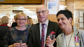 Dyrektor Andrzej Ziemiński ze swoimi pracownicami w czasie jubileuszu 70-lecia Koszalińskiej Bibliot