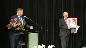 Prezydent Piotr Jedliński i dyrektor Andrzej Ziemiński w czasie jubileuszu 70-lecia Koszalińskiej Bi