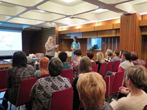 Zastępca dyrektora Beata Sawa-Jovanoska z Małgorzatą Swędrowską prowadzącą warsztaty 