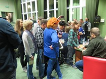 Andrzej Pilipiuk podpisuje ksiązki po spotkaniu w Koszalińskiej Bibliotece Publicznej