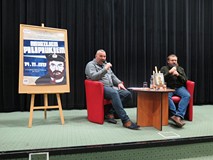 Piotr Pawłowski prowadzi spotkanie autorskie z Andrzejem Pilipiukiem
