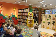 Dzieci uczestnicza w Święcie Pluszowego Misia w Bibliotece w Polanowie