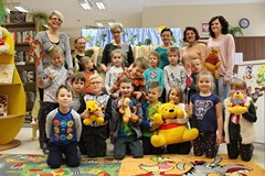 Dzieci pozują do zdjęcia w czasie Święta Pluszowego Misia w Bibliotece w Polanowie