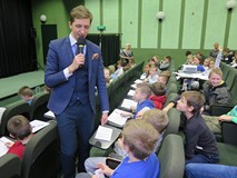 Jakub Skworz na spotkaniu autorskim z dziećmi w Koszalińskiej Bibliotece Publicznej