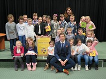 Jakub Skworz pozuje do zdjęcia po spotkaniu autorskim z dziećmi w Koszalińskiej Bibliotece Publiczne