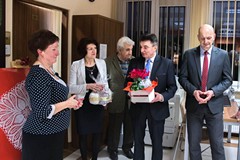 Burmistrz Grzegorz Lipski wręcza podarunek autorce wystawy 