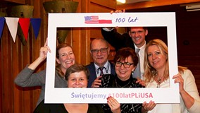 Goście z Ameryki i gospodarze Koszalińskiej Biblioteki Publicznej w ozdobnej ramie w czasie święta 1