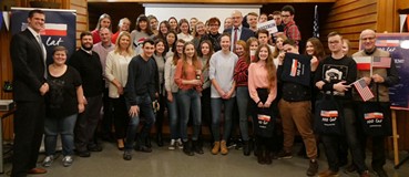 Licealiści uczestniczący w  Koszalińskiej Biblioteki Publicznej w święcie 100-lecia ustanowienia sto