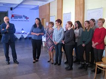 Pracownicy Koszalińskiej Biblioteki Publicznej w czasie spotkania świątecznego