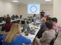 Piotr Milewski prowadzi szkolenie pt. „Gamifikowanie literatury na smartfonach  jako sposób zaangażo