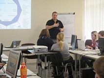 Piotr Milewski prowadzi szkolenie pt. „Gamifikowanie literatury na smartfonach  jako sposób zaangażo