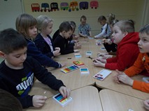 Grupa przedszkolaków przy pracach z plasteliny